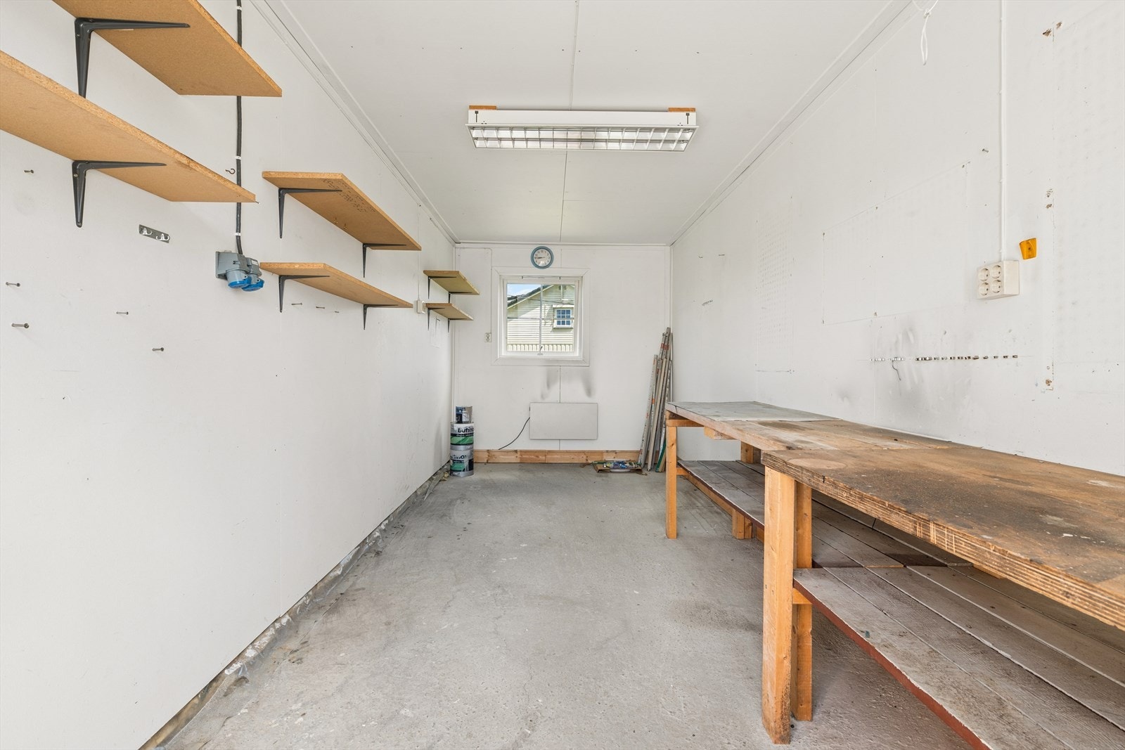 En praktisk bod på cirka 14 m² er innredet i tilknytning til garasjen. Galleribilde