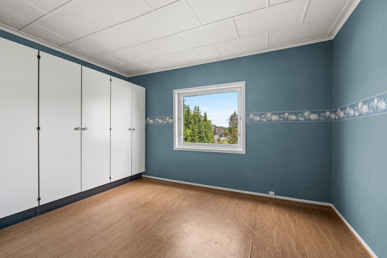 Soverommet i første etasje har god plass til seng og garderobeskap. Galleribilde