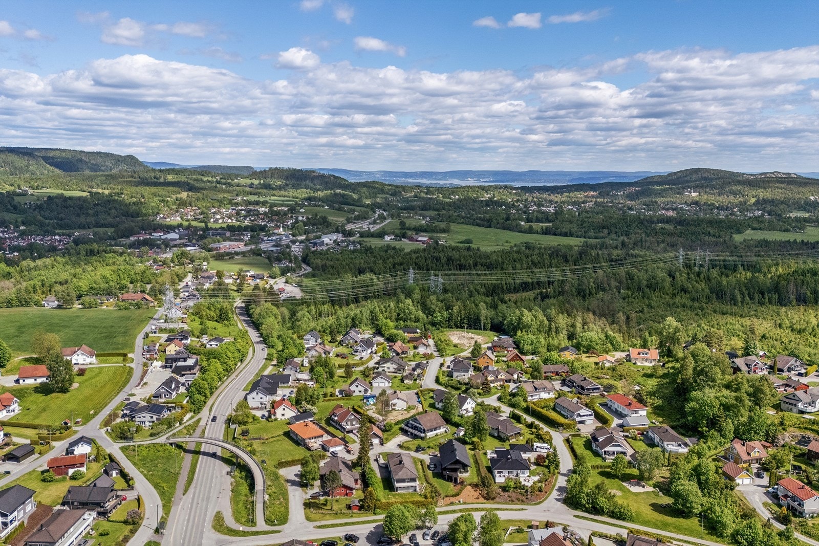 Beliggenheten er ideell for pendlere, med enkel tilgang til E18 og kun ti minutter med bil til Asker stasjon. Galleribilde
