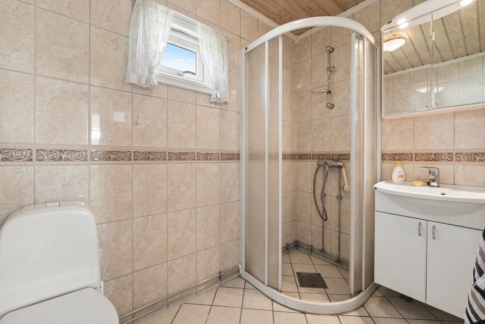 Badet i første etasje er flislagt og har gulvvarme. Galleribilde