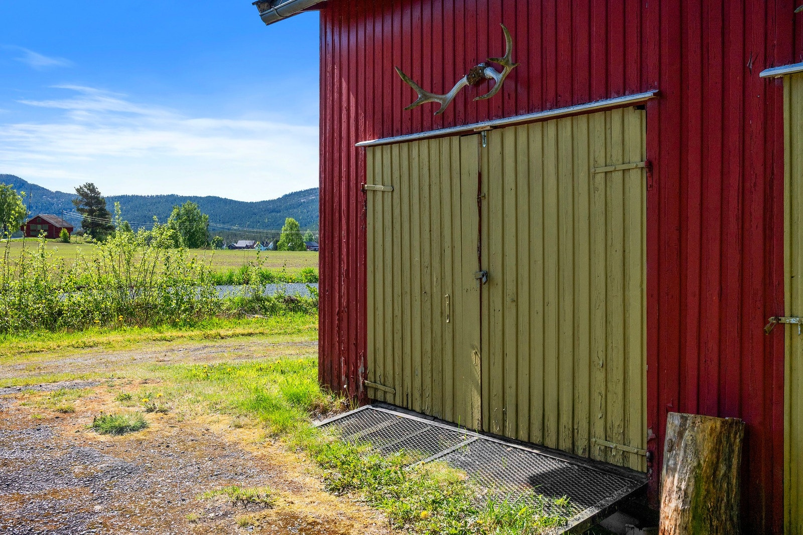 Frittstående uthus/garasje i trekonstruksjon med gode lagringsmuligheter. Galleribilde