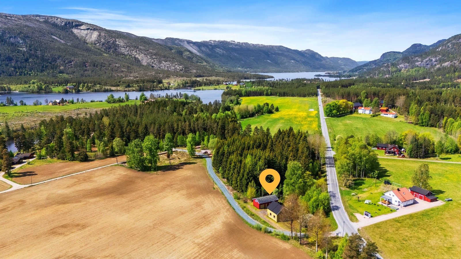 Eiendommen består av enebolig med utleiedel, uthus og stabbur på tomt. Galleribilde