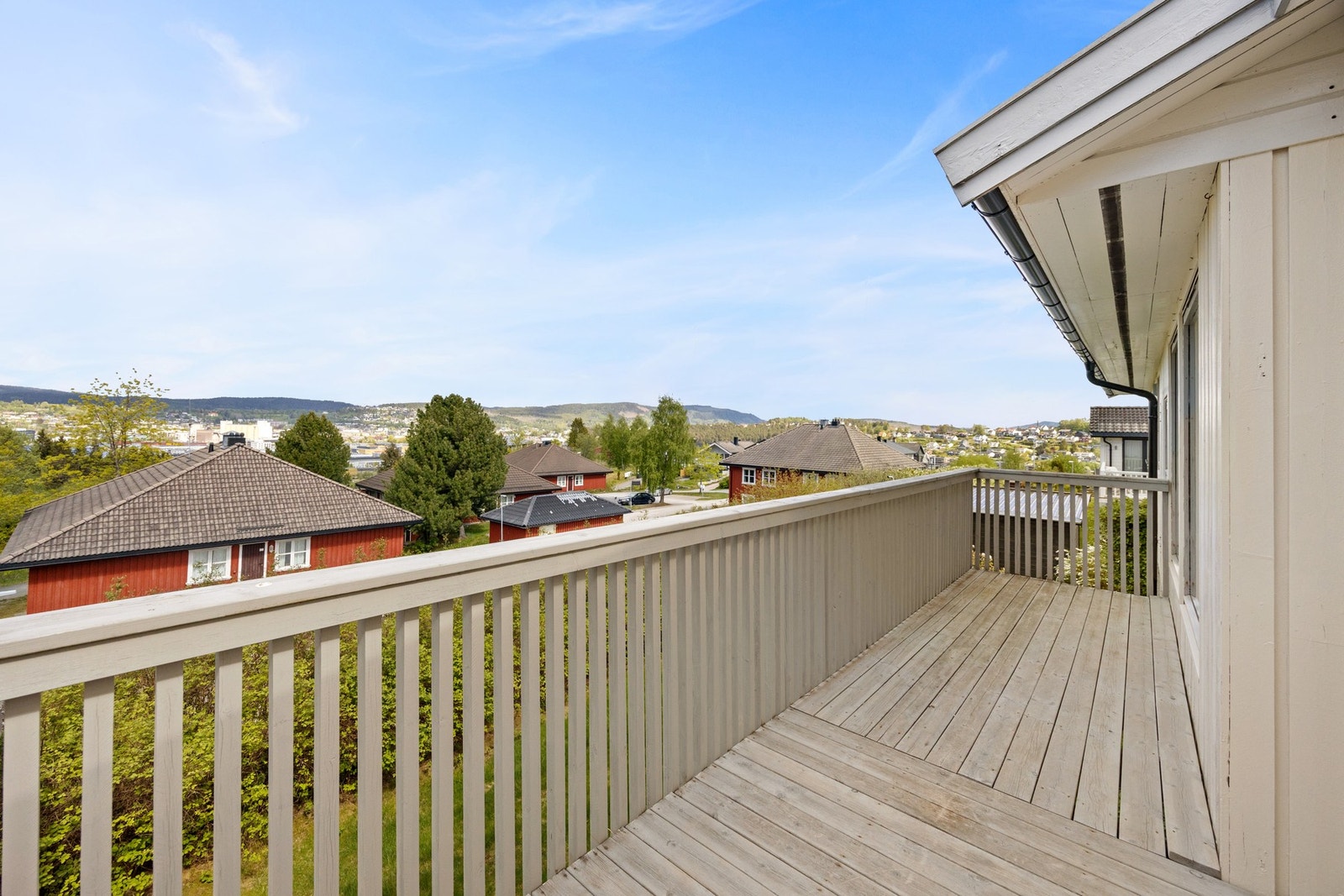 Terrassen går rundt to av husets sider og man kan flytte seg etter solforholdene! Galleribilde