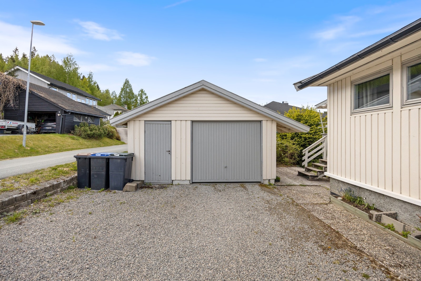 Garasjen på 26 kvm har oppstillingsplass og lagring. Galleribilde