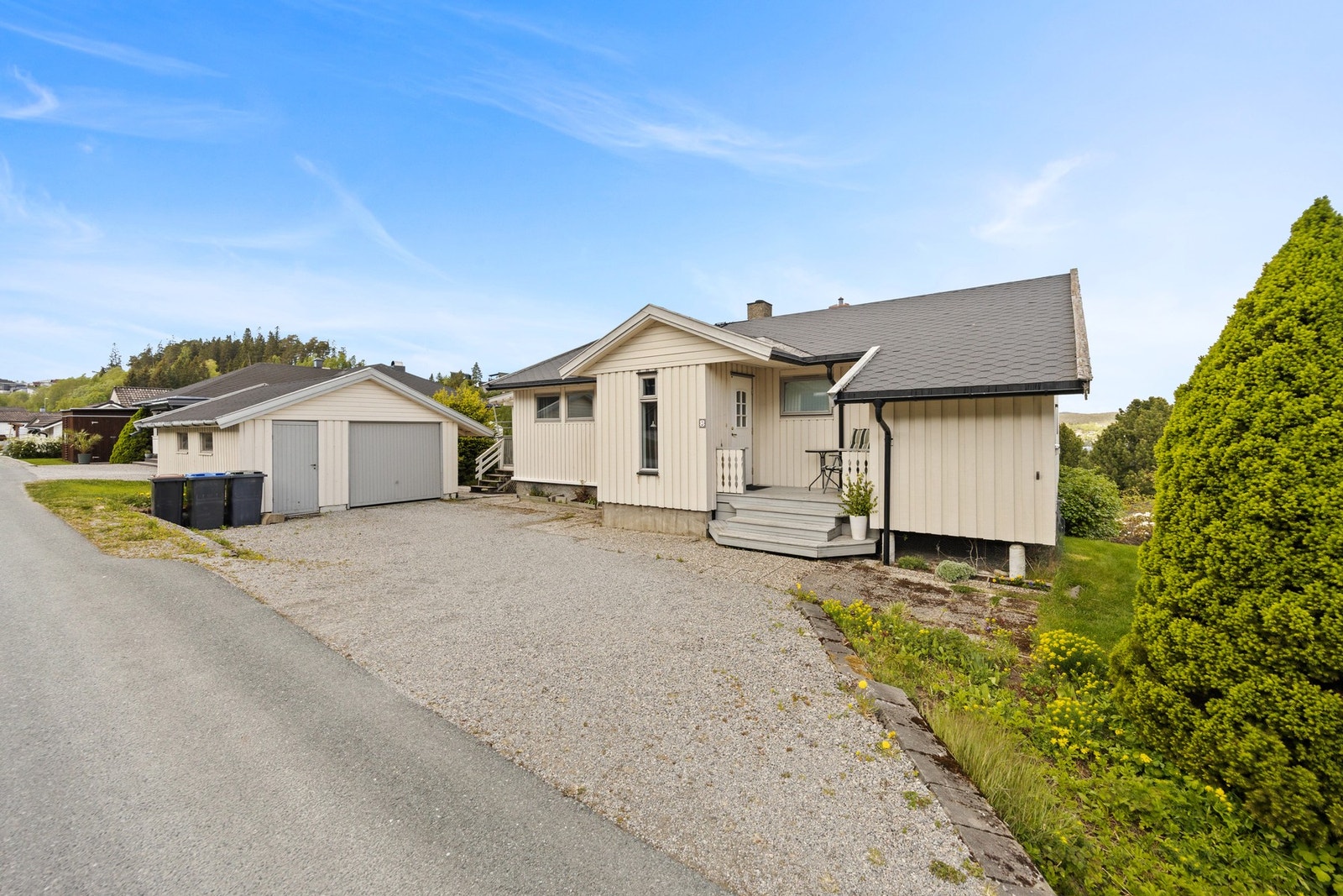 Gruslagt gårdsplass med garasje på 26 kvm. Galleribilde