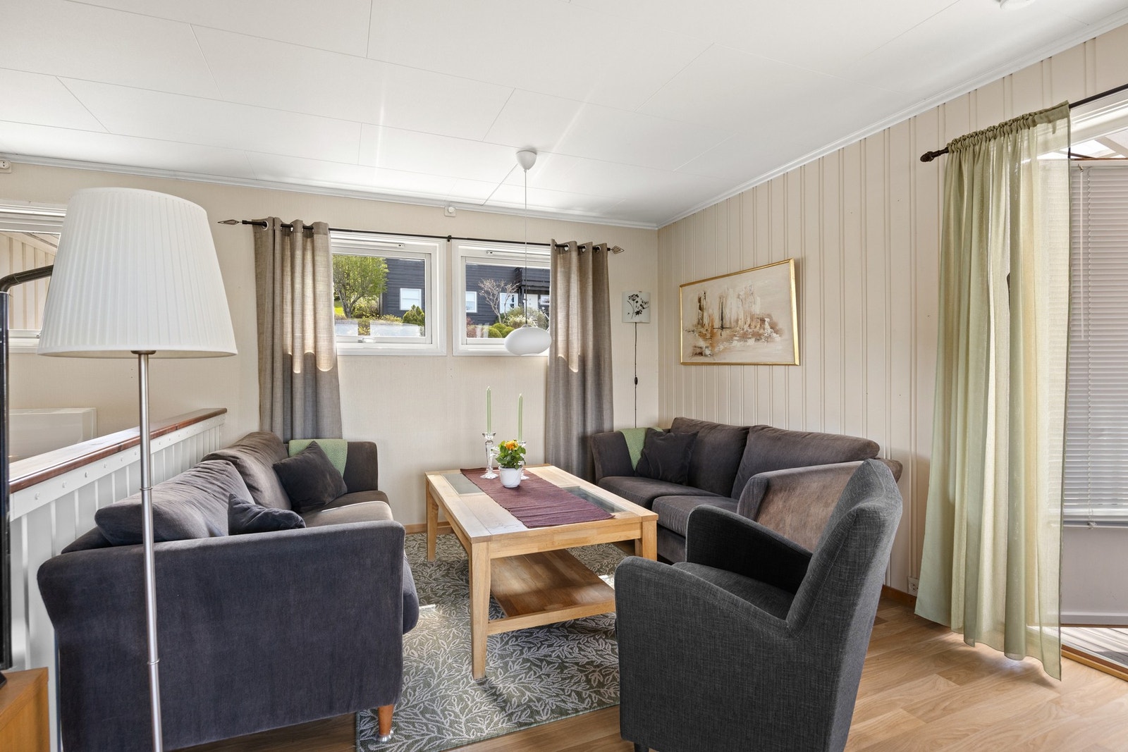 Det er god plass til flere sittegrupper i stuen Galleribilde