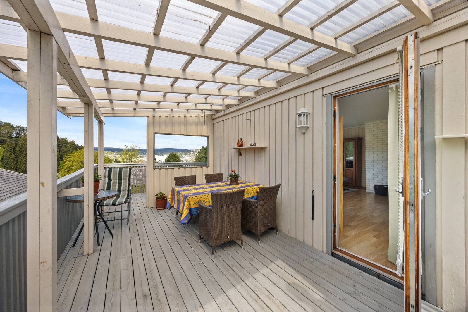 Terrasse på ca 26 kvm. Lun, trivelig sone som er delvis takoverbygd! Galleribilde