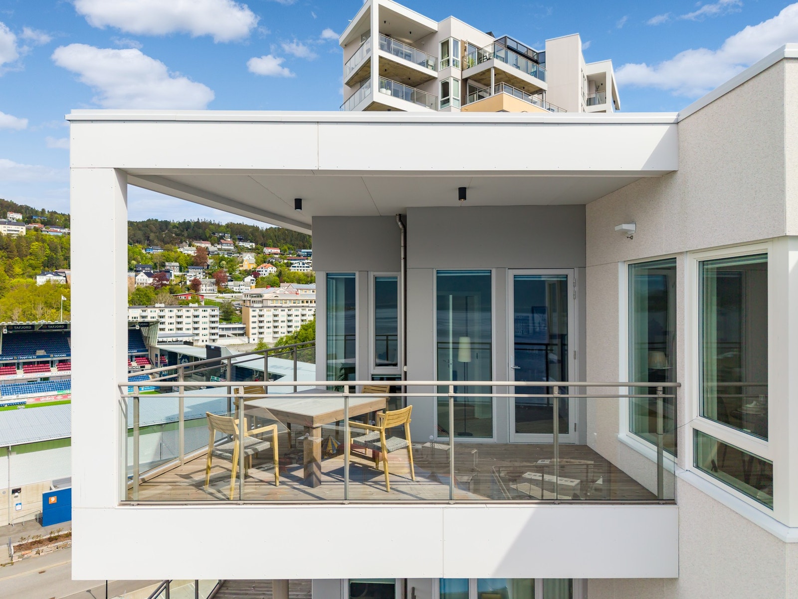 Den overbygde verandaen har glassrekkverk som ivaretar den flotte utsikten. Galleribilde