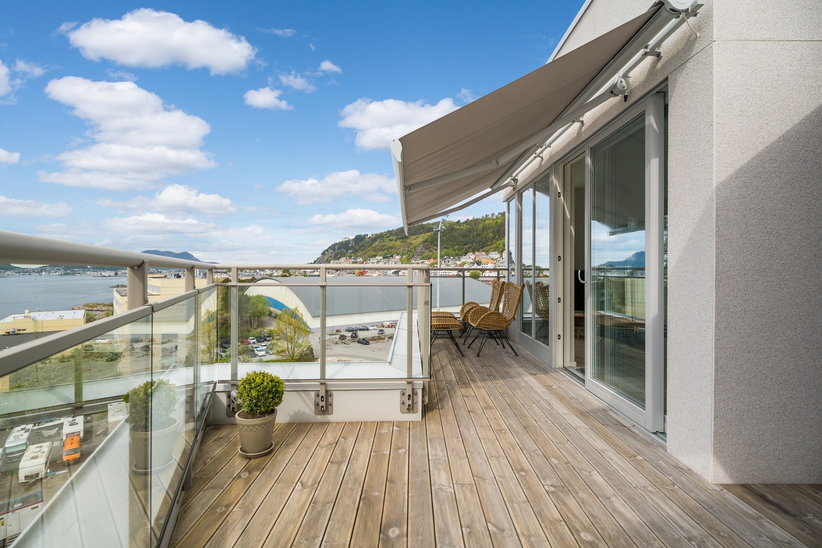 Romslig takterrasse med god plass til utemøbler. Galleribilde