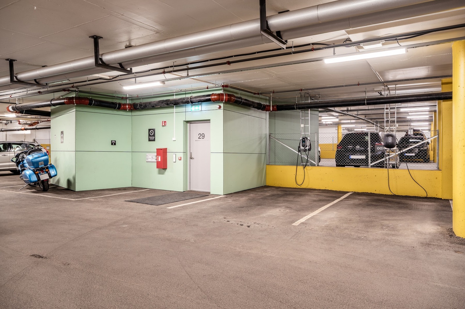Den første av to parkeringsplasser, med svært gunstig plassering like ved inngangen til heisen. Galleribilde