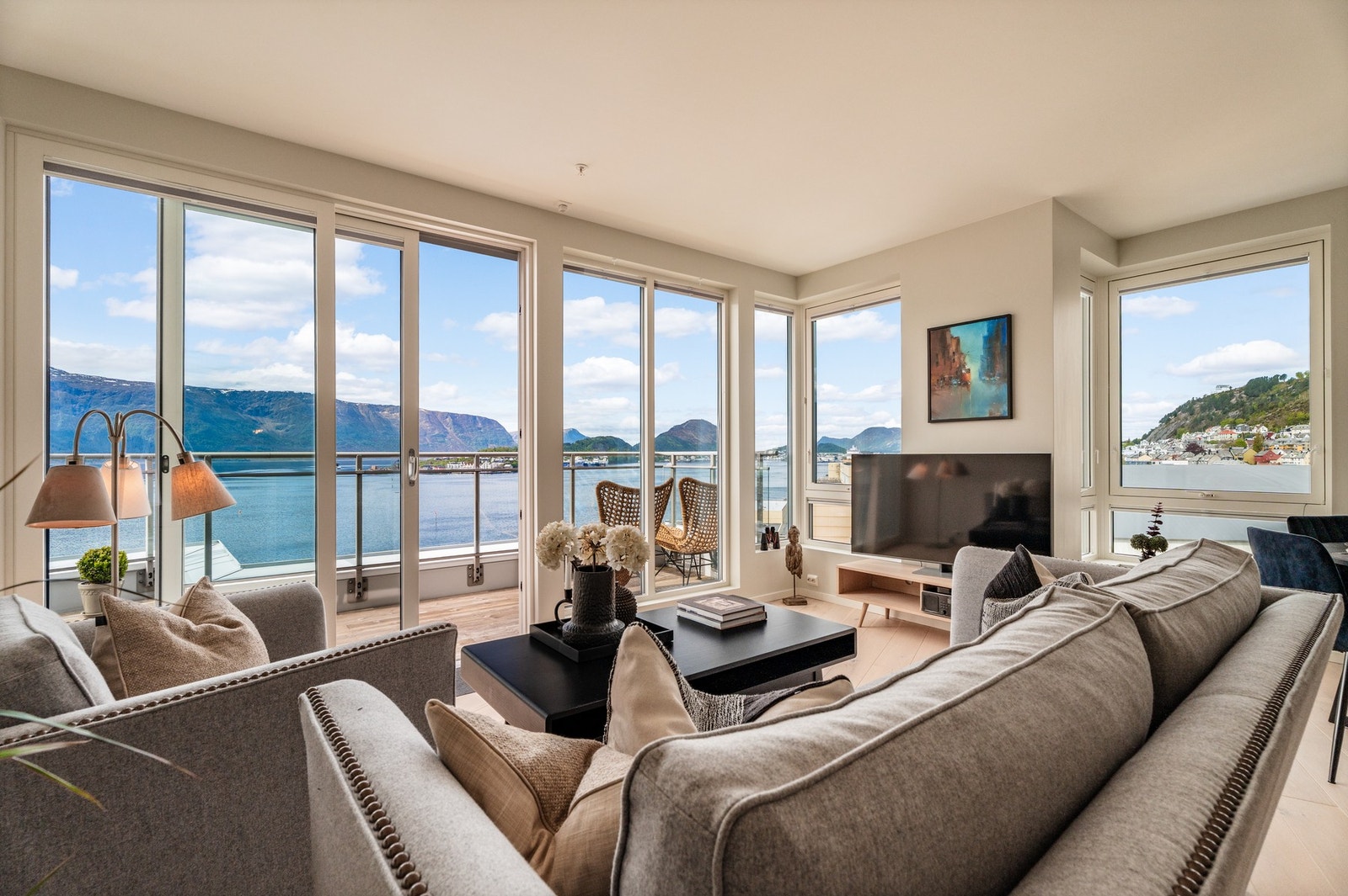 Leiligheten byr på spektakulær utsikt mot fjord og fjell samt svært gode solforhold. Galleribilde