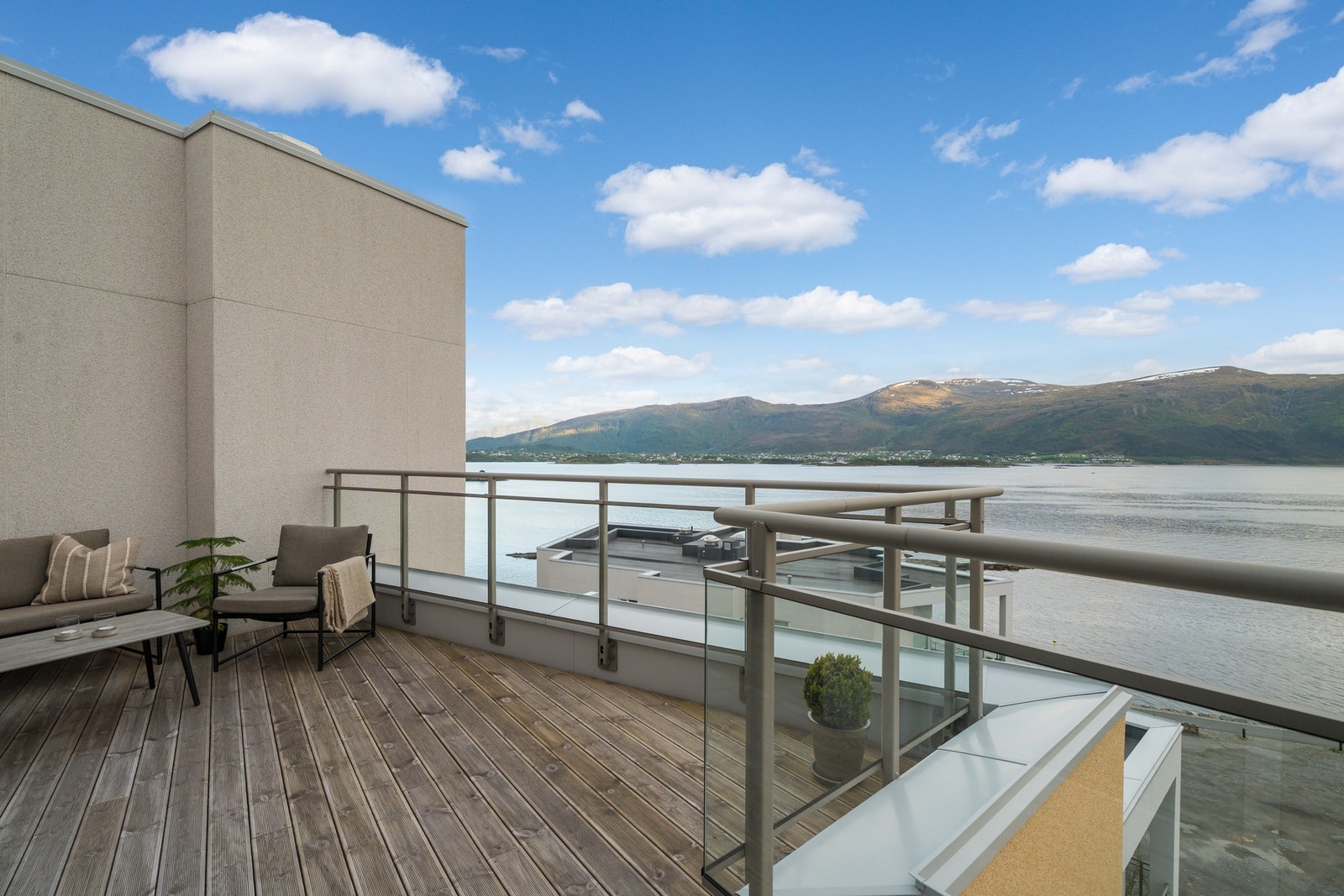 Fra stuen er det utgang til en stor og solrik takterrasse. Galleribilde