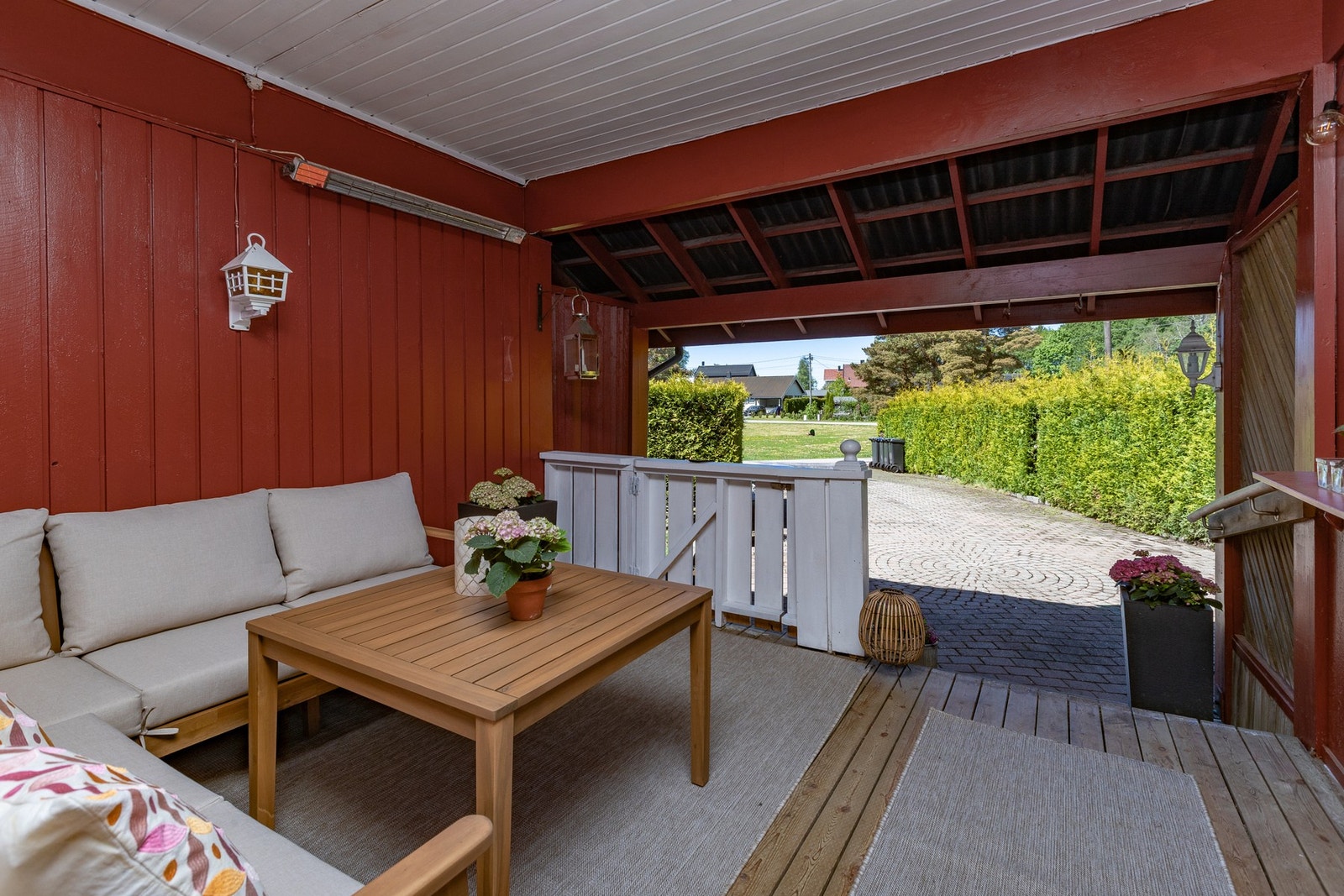 Overbygget uteplass ved inngangspartiet (opprinnelig tegnet som carport og ikke omsøkt) Galleribilde
