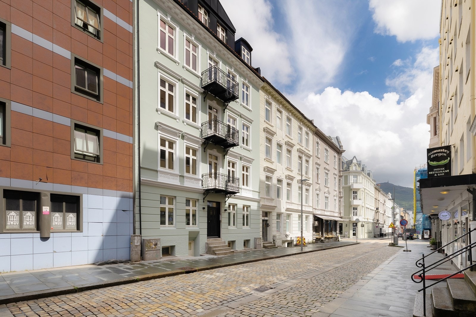 Her bor du i en bygård som er omfattende oppgradert med nytt tak, nye vinduer, ny fasade, nytt elektrisk anlegg, nytt vann- og avløpssystem samt moderne ventilasjonsløsninger. Galleribilde