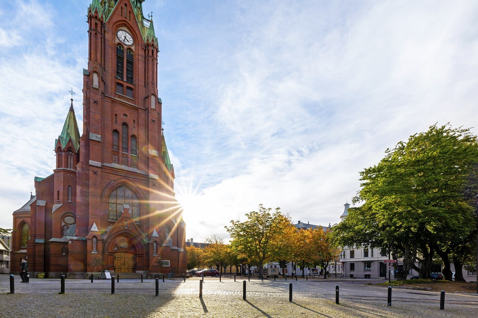 Johanneskirken er et av Bergens mest ikoniske landemerker og ligger kun få minutters gange fra boligen. Området byr på vakker arkitektur, hyggelige møteplasser og en særegen byatmosfære. Galleribilde