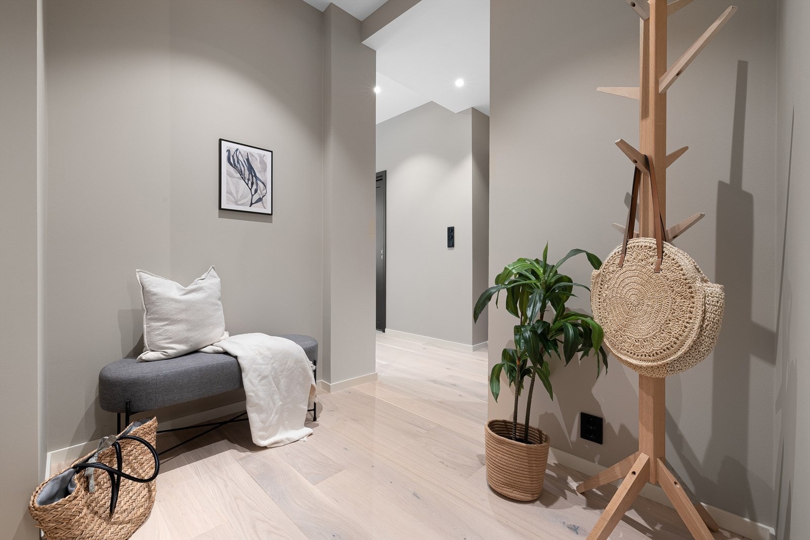 Boligen er utstyrt med balansert ventilasjonsanlegg med varmegjenvinning som sikrer et godt inneklima året rundt. Galleribilde