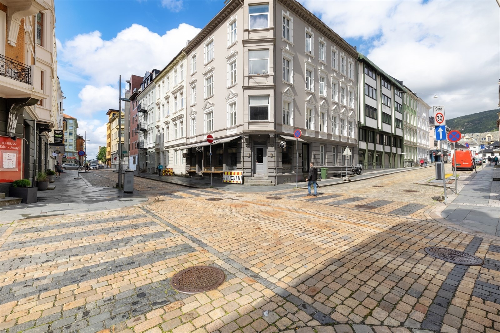 Fasaden er rehabilitert, pusset og malt, noe som gir bygget et flott og velholdt uttrykk. Galleribilde