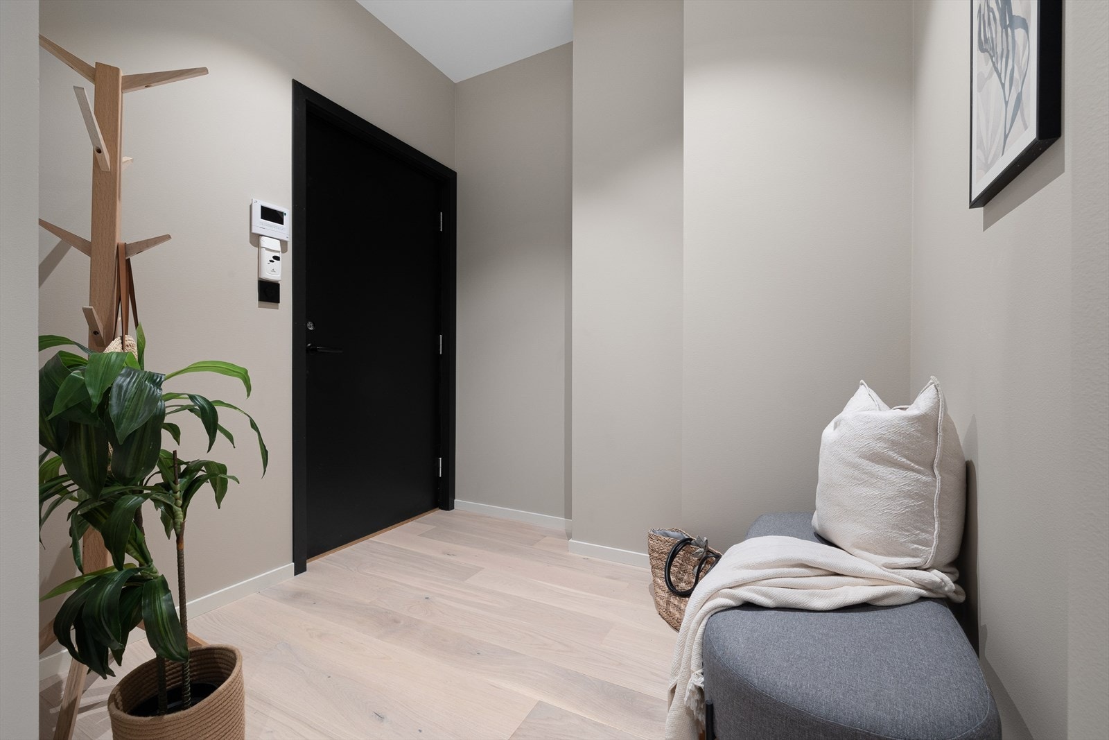 Lys og innbydende entré med god plass til å henge fra seg yttertøy og oppbevare sko. Galleribilde