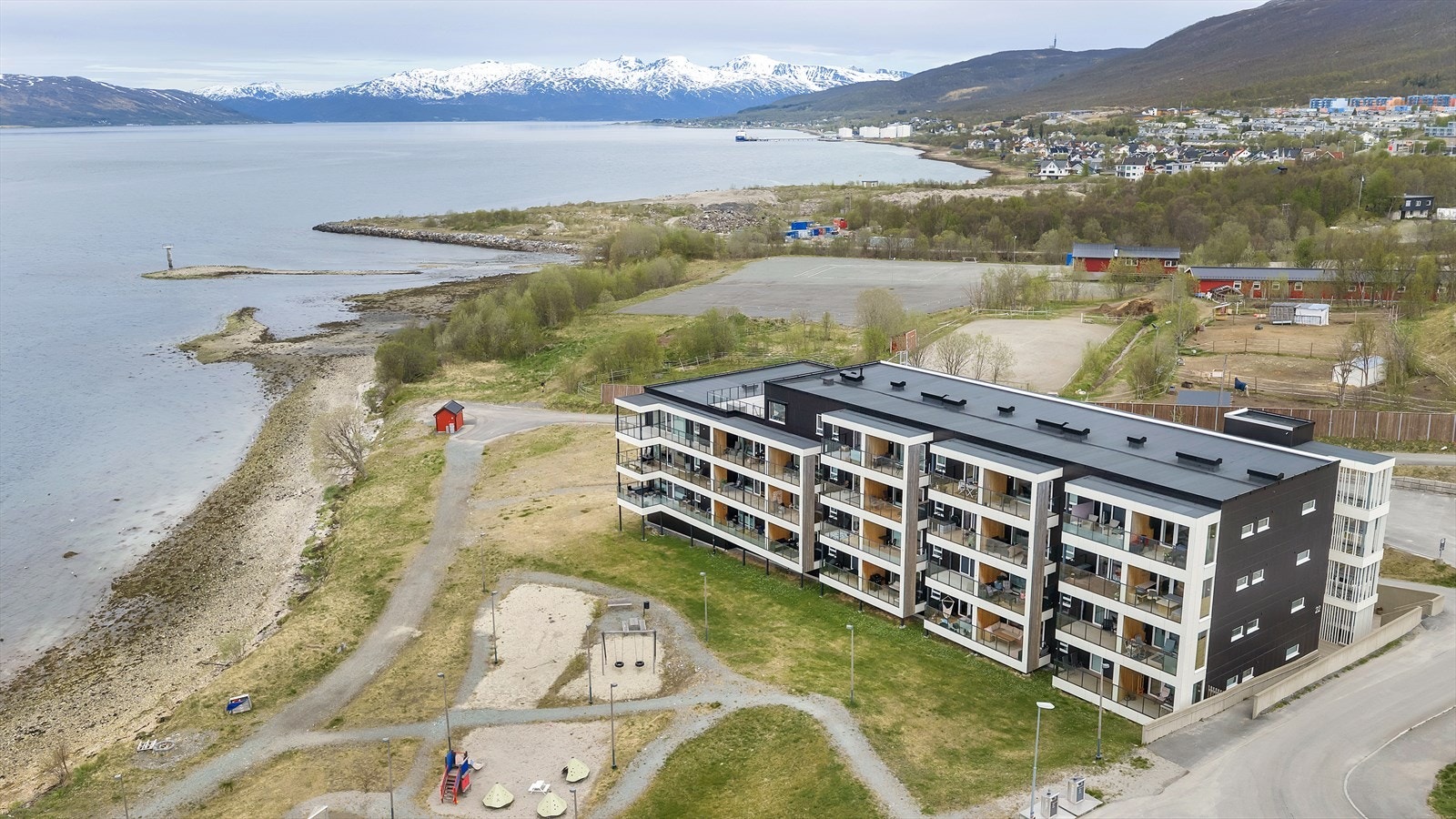 Fine gangveger og lekeplass like ved Galleribilde