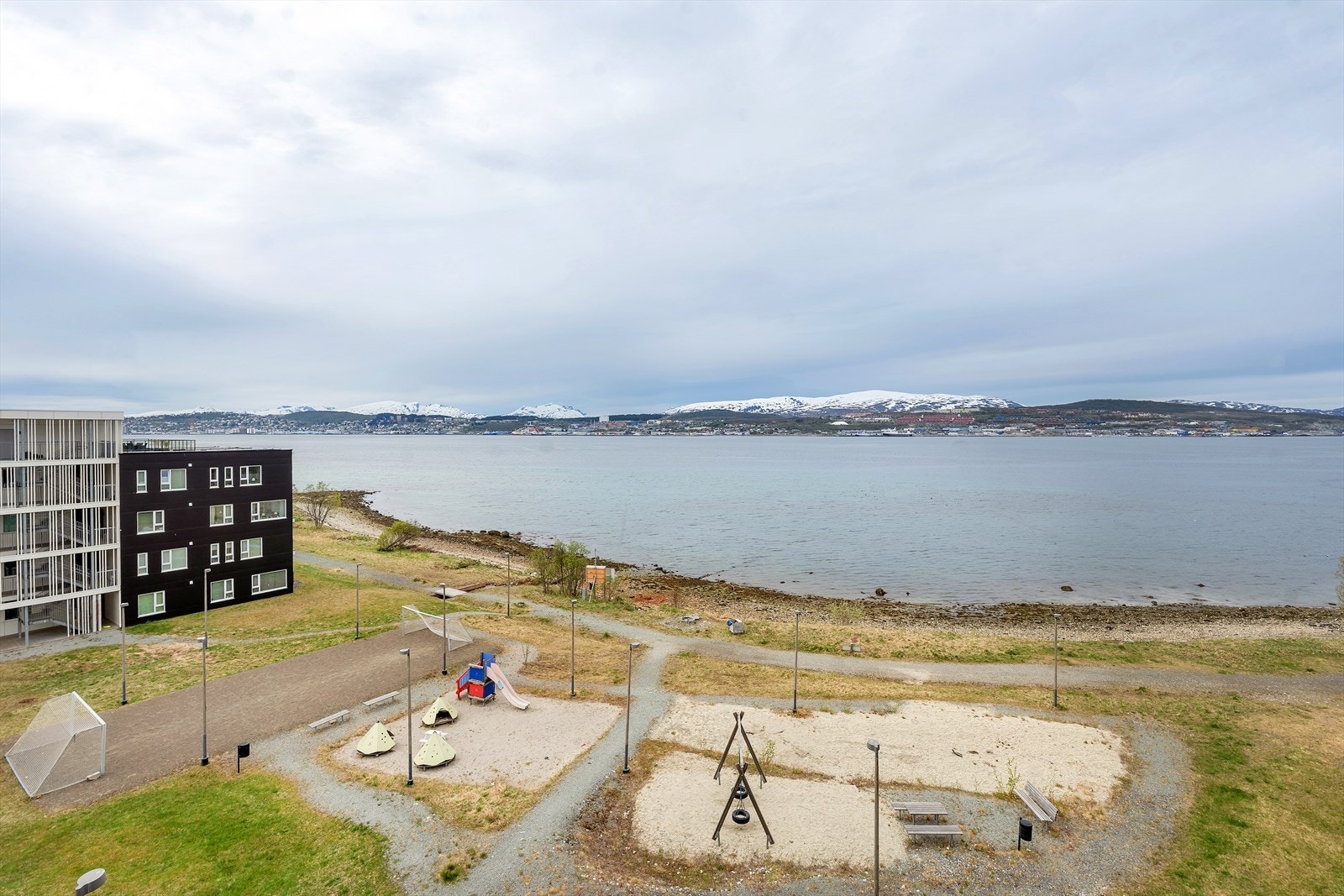 Utsikt over området, sundet og Tromsøya Galleribilde