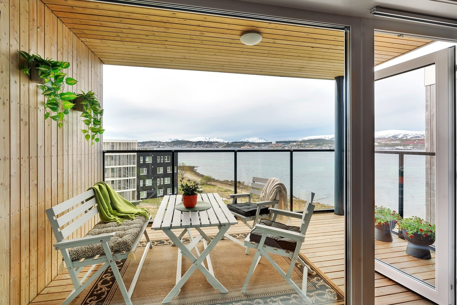 Adkomst fra stue til stor balkong med meget gode solforhold Galleribilde