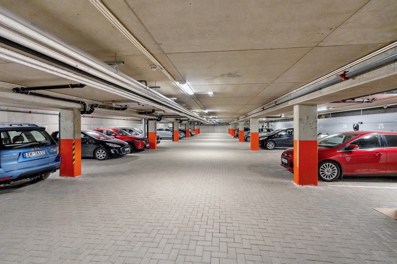 Fast parkering i garasje med infrastruktur til elbil-lading Galleribilde