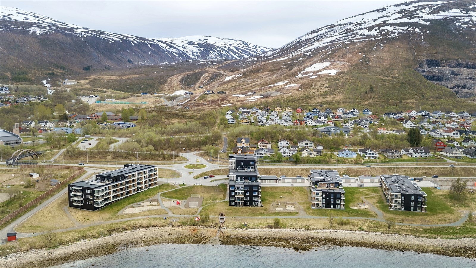 Nærområdet byr også på flotte tur- og rekreasjonsmuligheter, med turstier, strandlinje, lekeplasser, lysløype og Tromsø Alpinpark i nærheten! Galleribilde