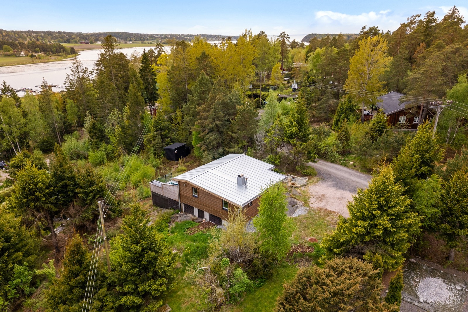 Dette er en naturtomt, og gir god skjerming for både innsyn og vind - god plass til parkering av flere biler Galleribilde