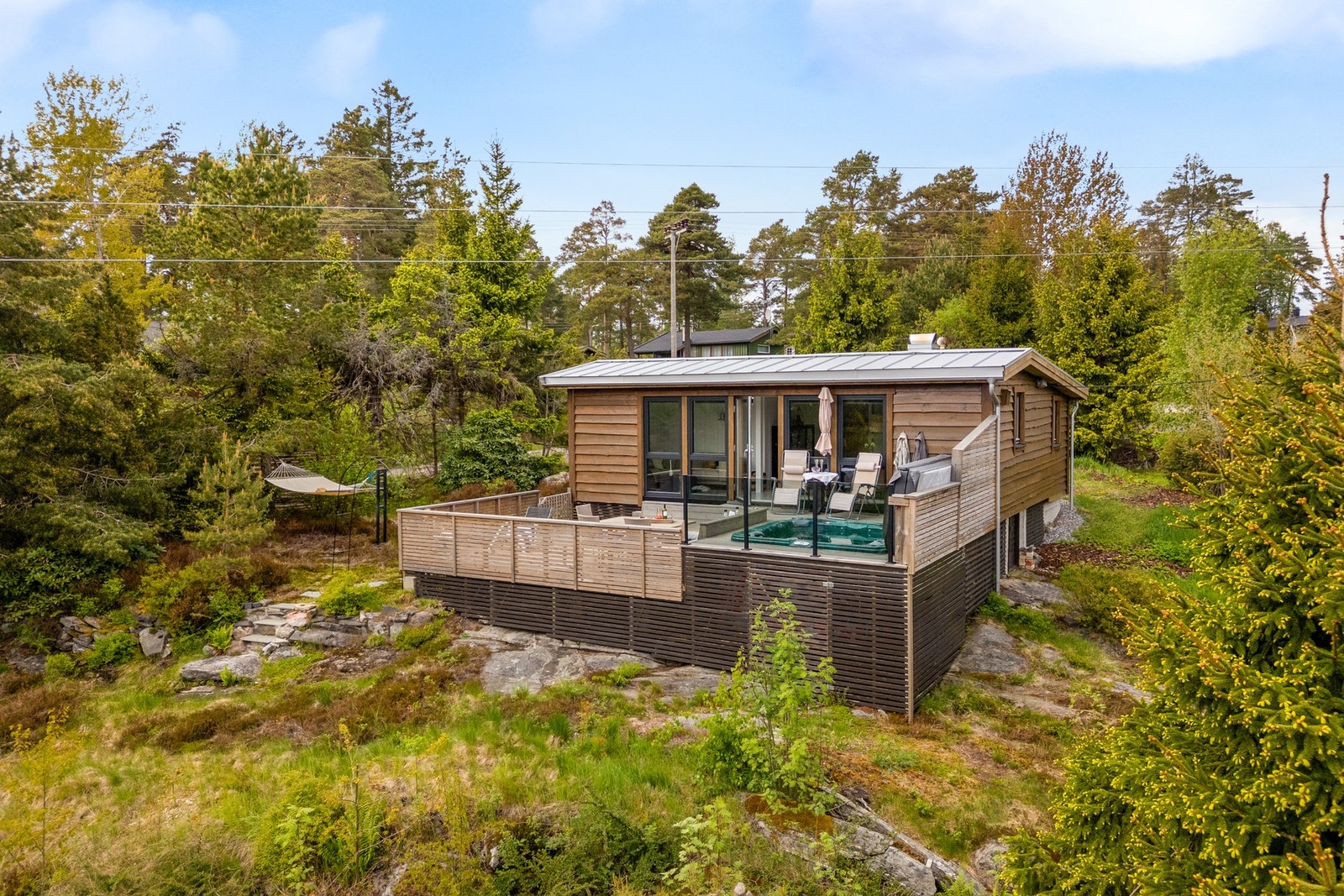 Her får du en sjelden kombinasjon av privatliv, utsikt og nærhet til fjorden Galleribilde