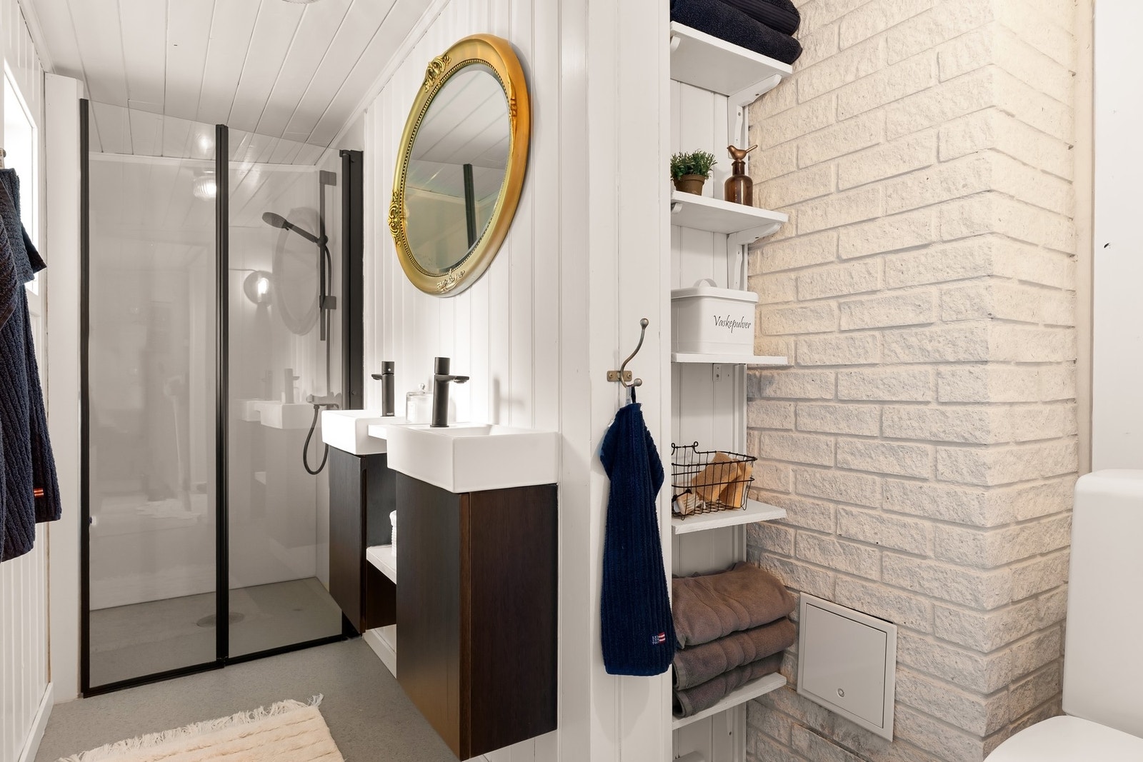 Badet er oppusset fra 2023, og har varme i gulv Galleribilde