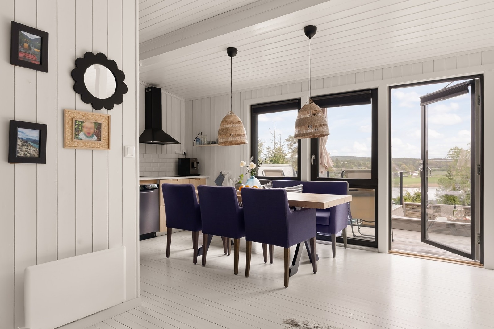 Store vindusflater slipper inn masse naturlig lys Galleribilde