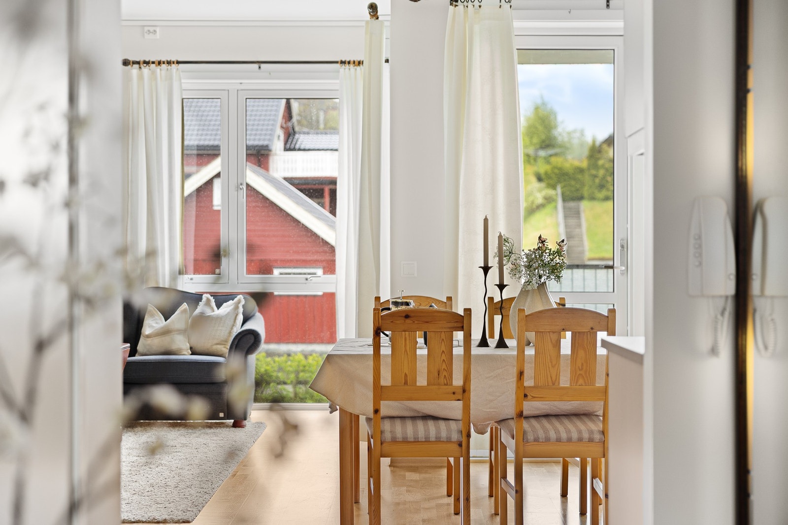 Fra entré mot stue. Galleribilde