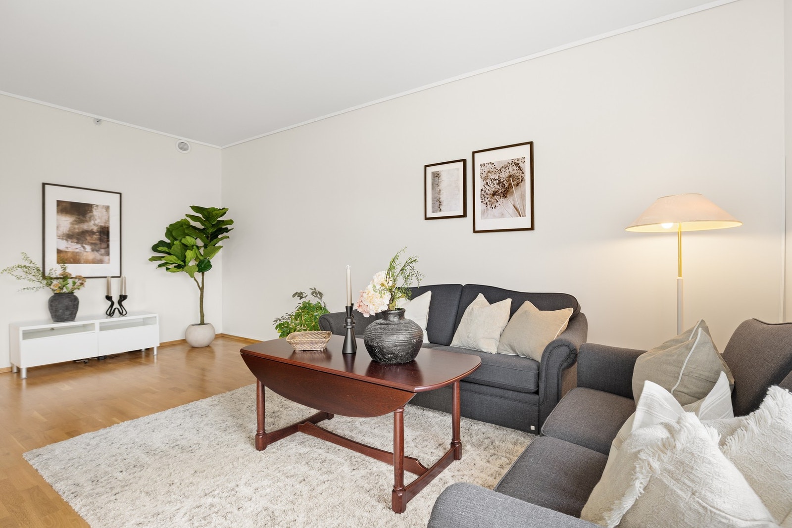 Stuen er romslig og gir god plass til en stor og komfortabel sofa. Galleribilde