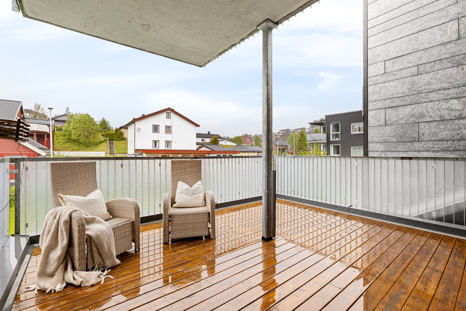 Altanen er delvis overbygd, med god plass til sittegruppe og grill under tak. Galleribilde