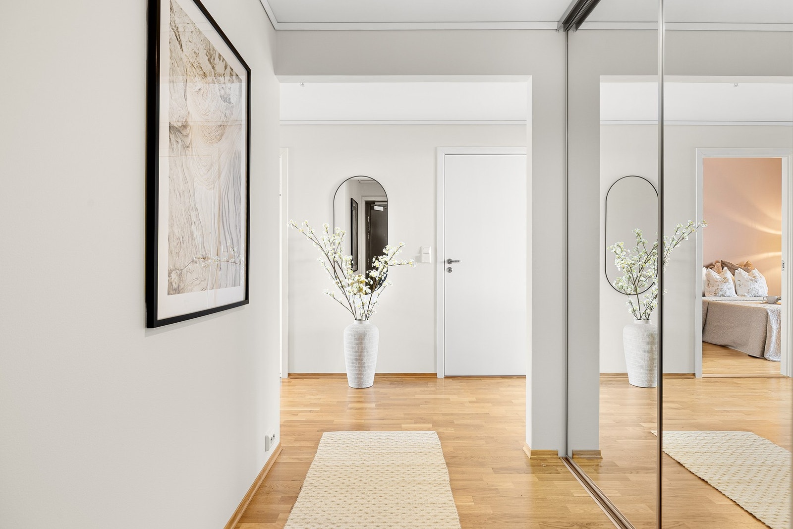 Romslig entré med god oppbevaringsplass i skyvedørsgarderobe. Galleribilde