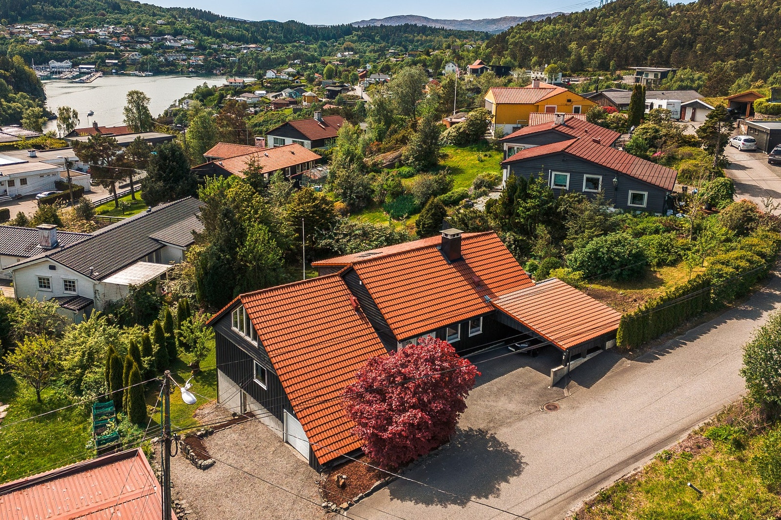 - Boligen har garasje som p.t ikke er i bruk. I forbindelse med bygging av carport er avkjørsel flyttet til ny carport. Eiendommen kan kun ha en avkjørsel - Galleribilde