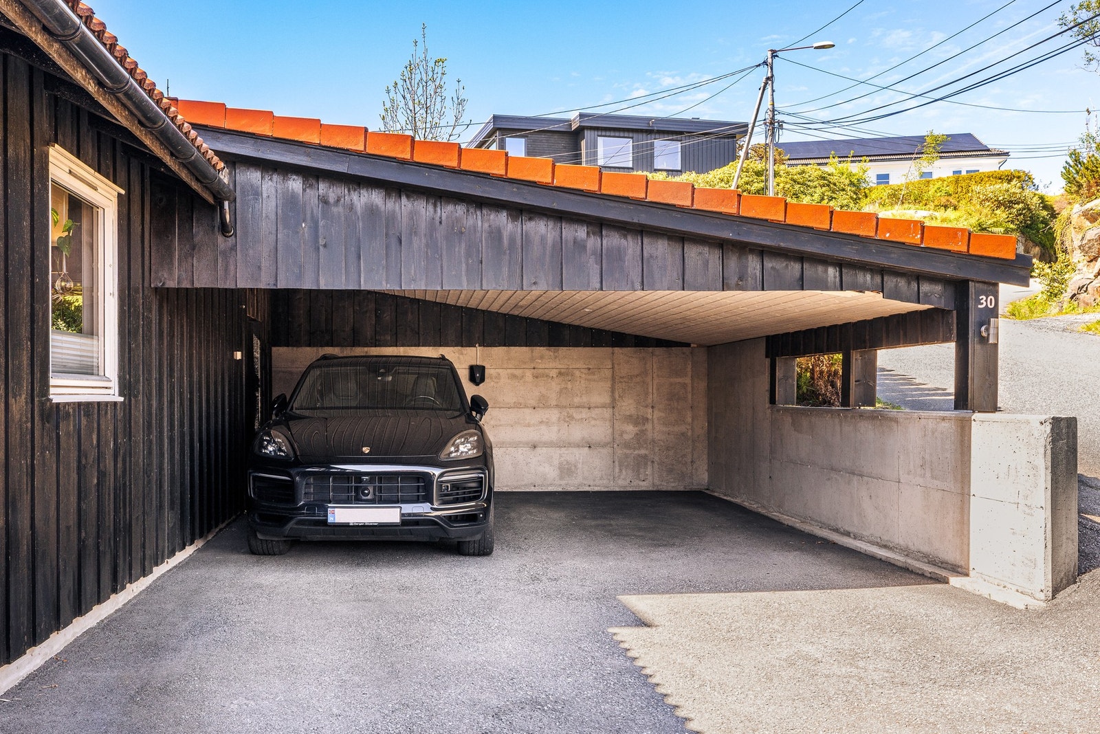 - Eiendommen har gode parkeringsforhold med plass til to biler i carport - Galleribilde