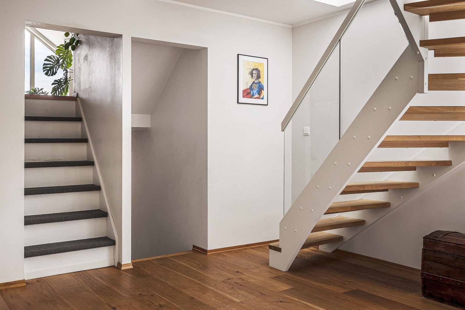 - Fra hovedetasjen har du trapp til to halvplan og en til loftet - Galleribilde