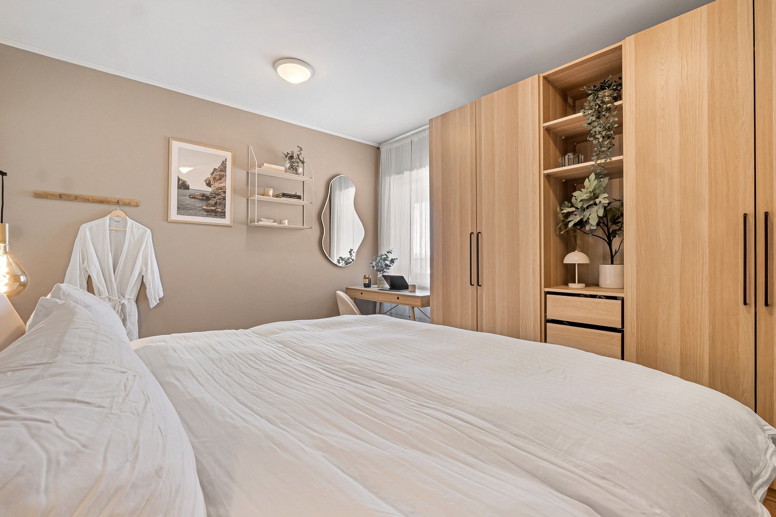Lekkert og tilpasset garderobeskap gir god plass til kleskatalogen, samtidig som det er pent for øyet Galleribilde
