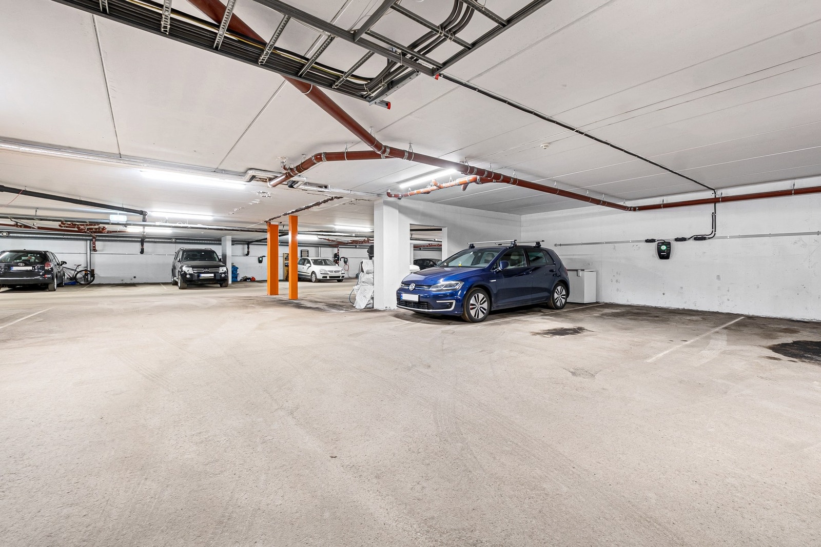 I tillegg har du fast parkeringsplass i felles garasjeanlegg med montert elbil-lader! Galleribilde