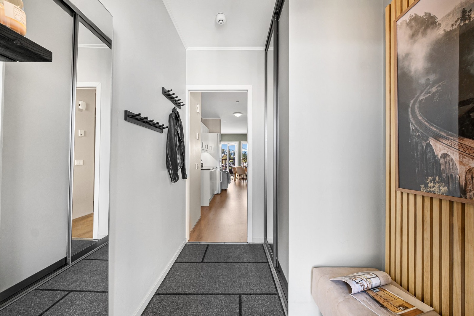 Praktisk skyvedørsgarderobe med speilfronter. Flislagt med gulv med varmekabler Galleribilde
