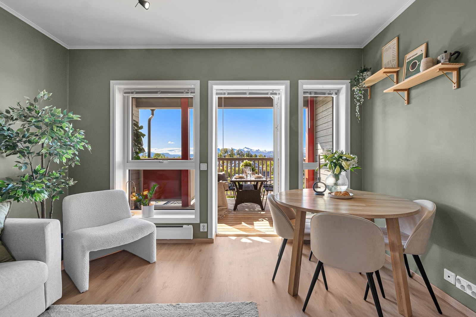 De store vindusflatene slipper inn rikelig med naturlig lys. I tillegg rammer de inn den flott utsikten! Galleribilde