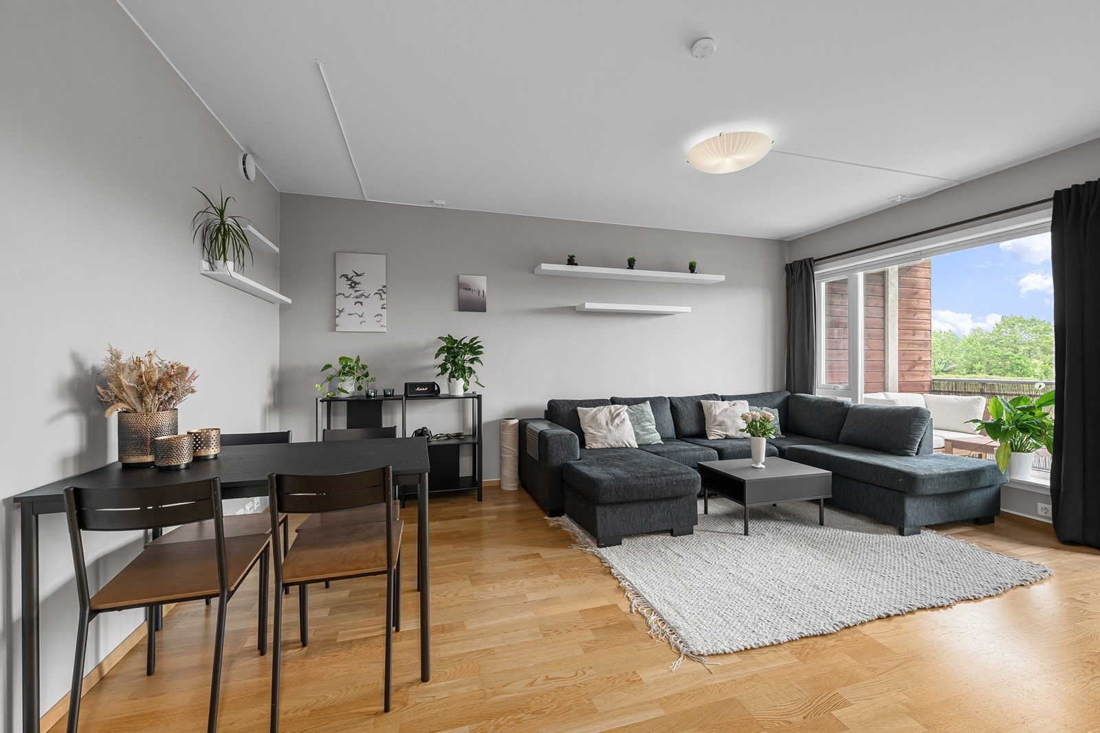 Romslig stue med god plass til spisebord og sittegruppe Galleribilde