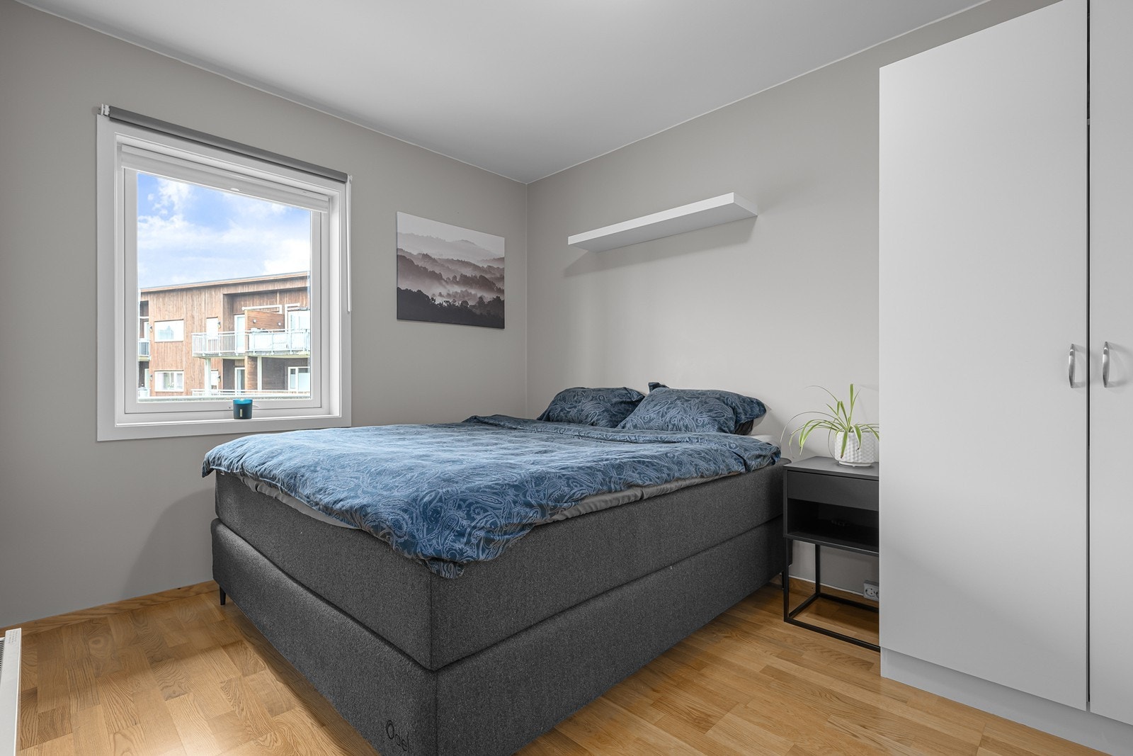 Hovedsoverom har tilgang til walk in garderobe Galleribilde