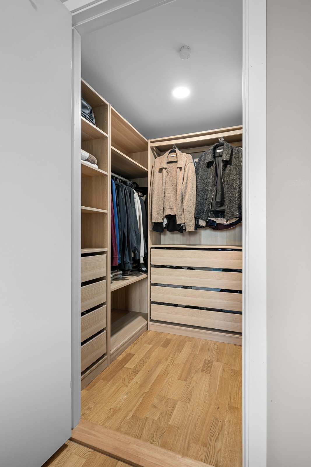 Hovedsoverom har tilgang til walk in garderobe Galleribilde