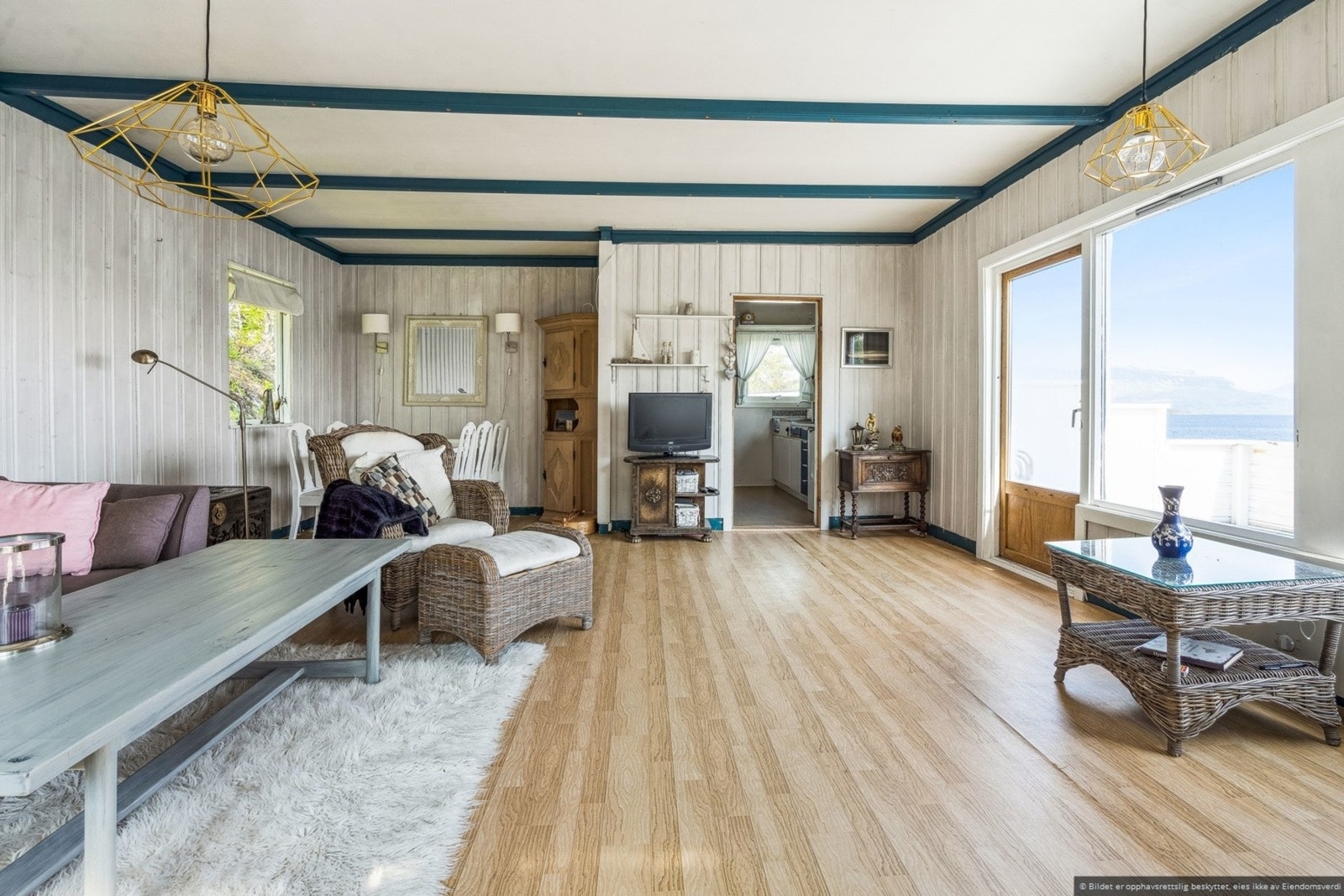 Stuen har god plass til møblering og åpen forbindelse til kjøkkenet. Foto: EFKT Galleribilde