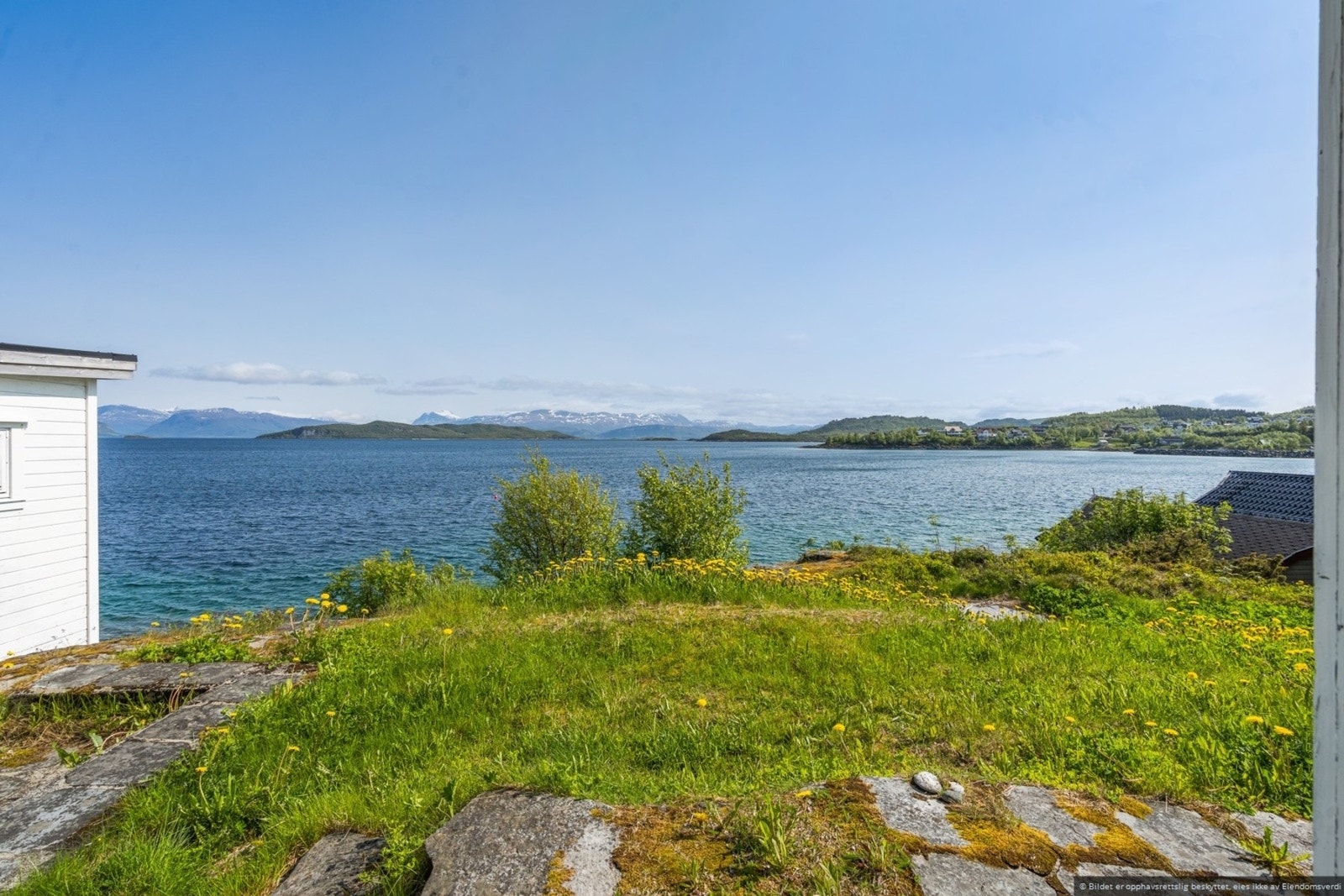 Eiendommen ligger helt nede ved sjøkanten med umiddelbar nærhet til havet. Foto: EFKT Galleribilde