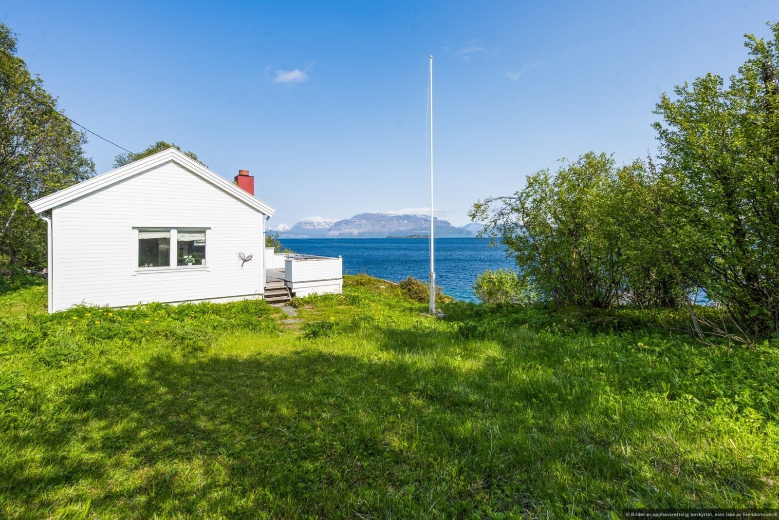 Den store, usjenerte tomten på 1,4 mål gir rikelig med uteplass og muligheter. Foto: EFKT Galleribilde