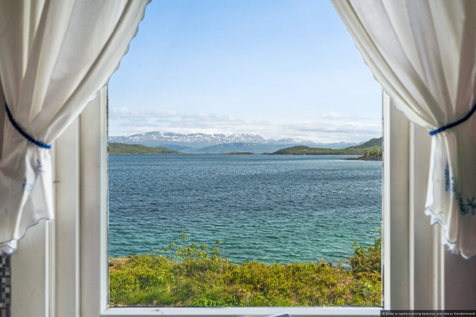 Utsikten over sjøen og fjellene er en gjennomgående kvalitet ved eiendommen. Foto: EFKT Galleribilde