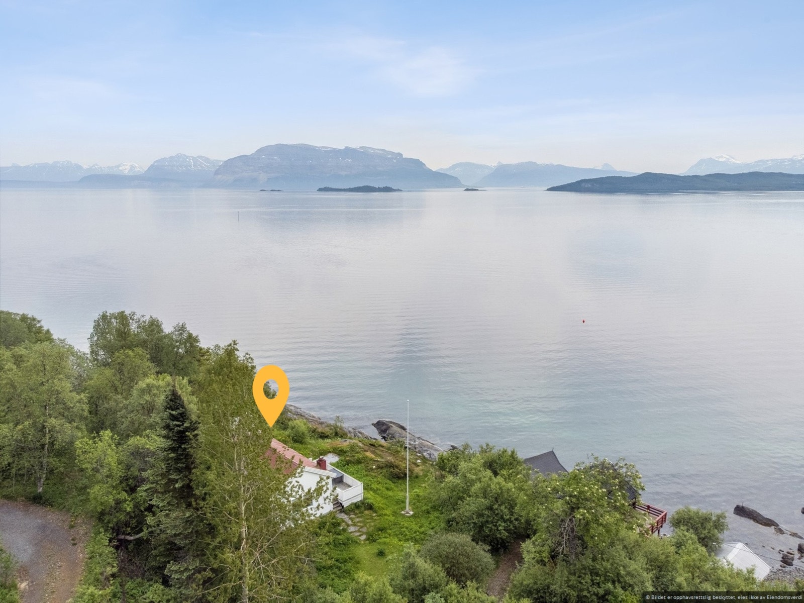 EiendomsMegler 1 v/Sondre Jakobsen ønsker hjertelig velkommen til denne nydelige eiendommen med strandlinje i Breivika. Foto: EFKT Galleribilde